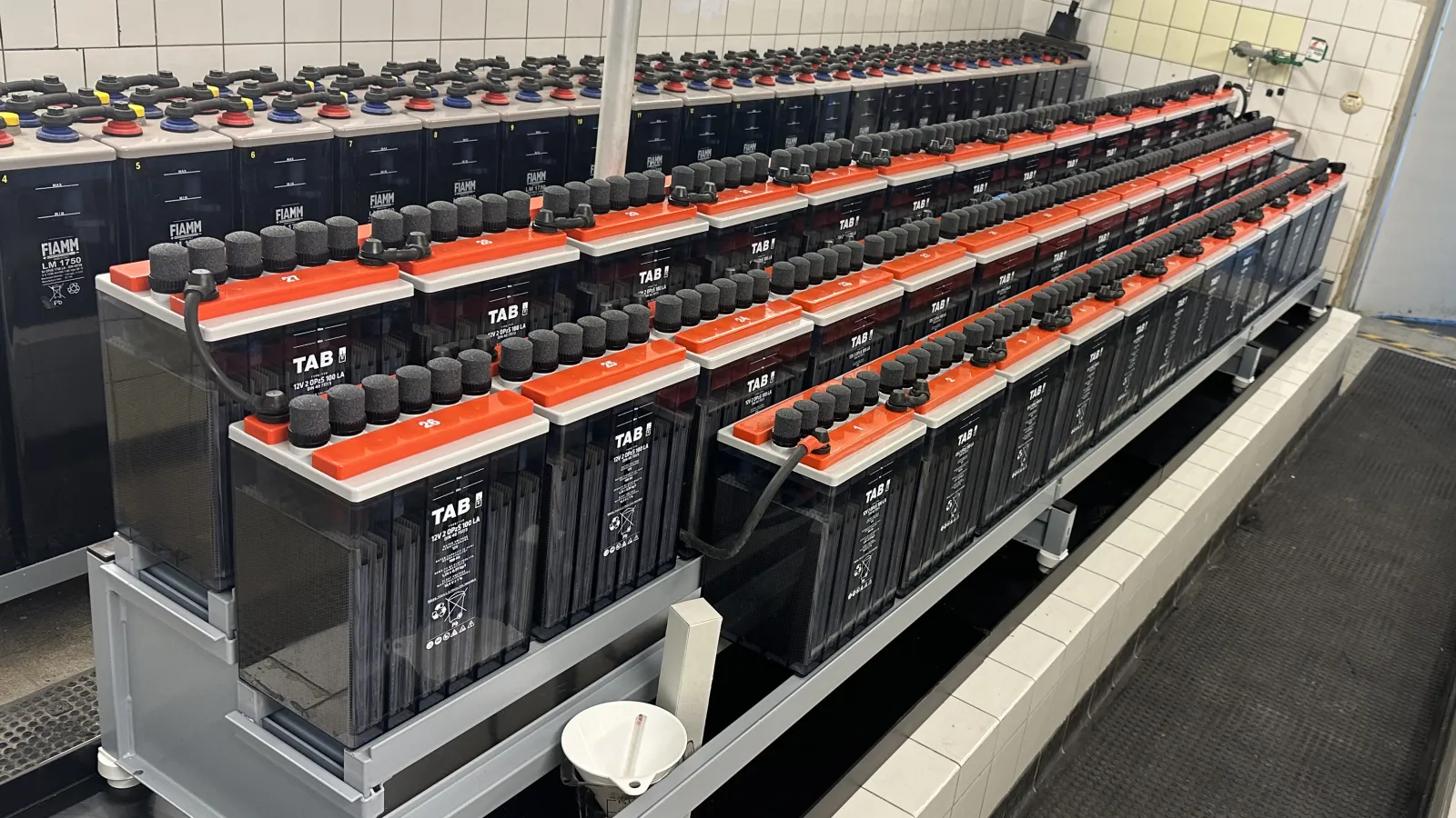 Stationäres Batteriesystem in einem Technikraum